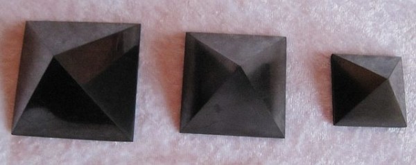 Schungit Pyramide 50mm